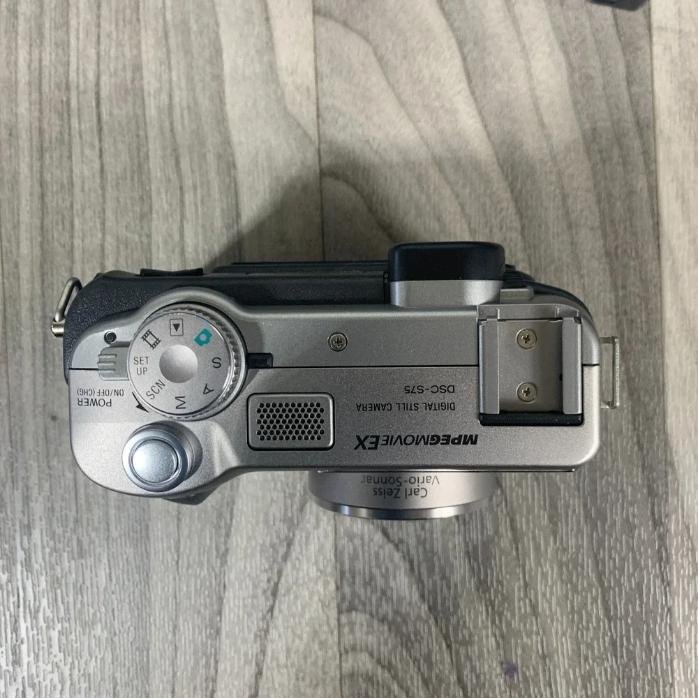 Sony Cyber-Shot DSC-S75 3.3MP Compact Digital Camera Charger & Battery FOR PARTS